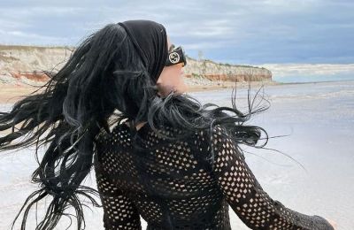 Μετά τη δημόσια προκλητική της κίνηση, γνωστή Κύπρια ποζάρει με μαύρα εσώρουχα στο Instagram