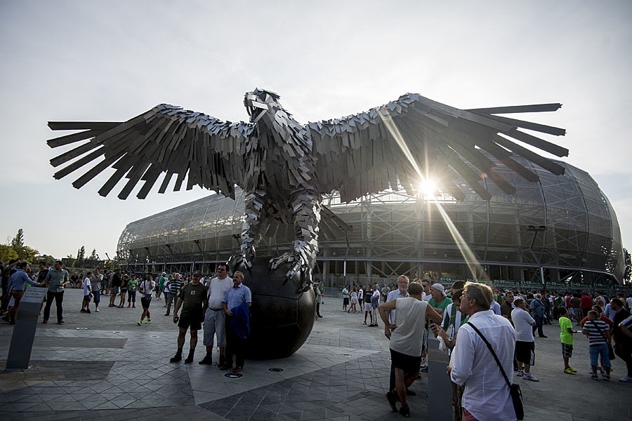 Έξω απ' το γήπεδο, υπάρχει το σύμβολο της ομάδας, ένας αετός!