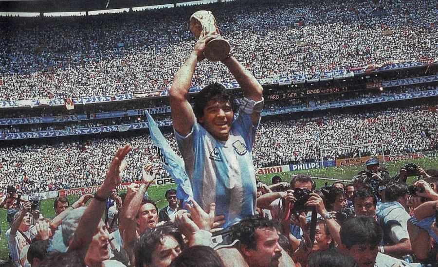 Ο Ντιέγκο Μαραντόνα σηκώνει το τρόπαιο του 1986