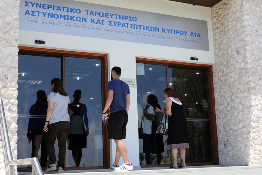 βγαίνω με μια τραπεζίτη