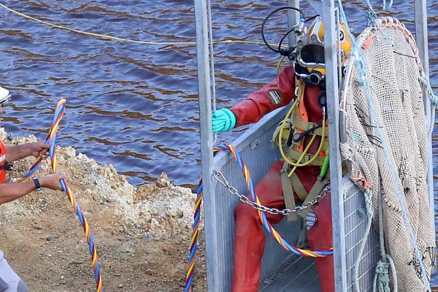 Η στιγμή που ο δύτης ετοιμάζεται για να ανασύρει το αντικείμενο από την Κόκκινη Λίμνη