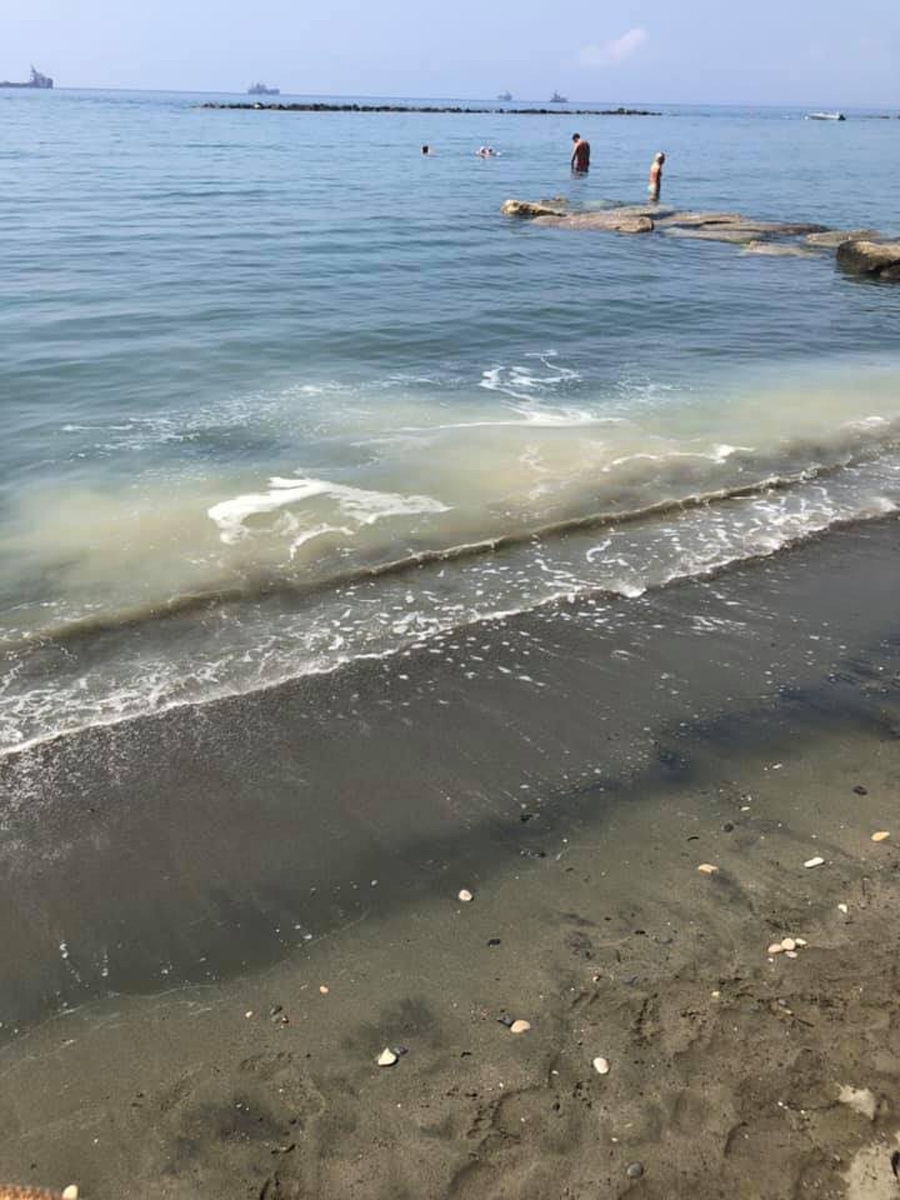 Μαύρη άμμος στην ακτή 