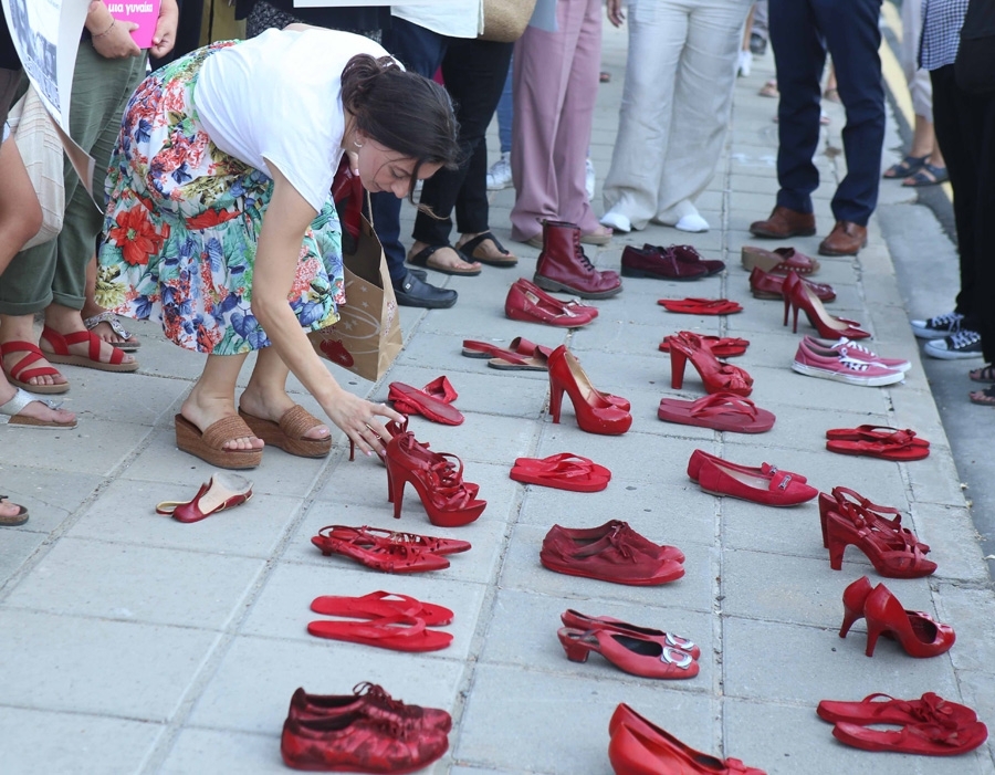 Τα 37 ζευγάρια κόκκινα παπούτσια