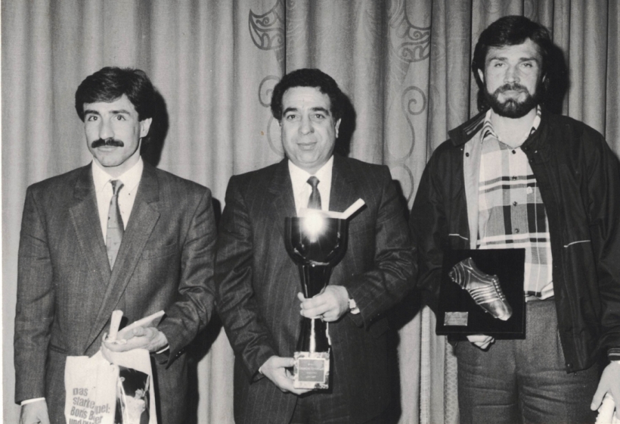 Ο κορυφαίος ποδοσφαιριστής για το 1986-1987 Ευαγόρας Χριστοφή, ο Πρόεδρος της Ομόνοιας Κωστάκης Κωνσταντινίδης και ο πρώτος σκόρερ Σπας Τζεβίζοφ, σε φωτογραφία μετά τη βράβευση τους από την ΕΑΚ