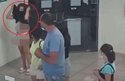 Ένα πλήθος θεατών συγκεντρώθηκε δίπλα στην ακτή για να παρακολουθήσει τη στιγμή, καθώς επευφημούσαν το ζευγάρι