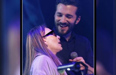 Χαρισματικός, πηγαίος καλλιτέχνης, ο Showman με τα χίλια πρόσωπα που με την ερμηνευτική του άνεση περνάει με ευκολία από τις μιμήσεις στο μιούζικαλ