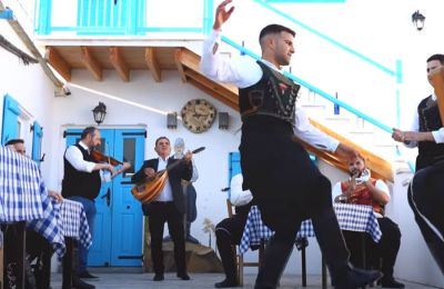 Χαρισματικός, πηγαίος καλλιτέχνης, ο Showman με τα χίλια πρόσωπα που με την ερμηνευτική του άνεση περνάει με ευκολία από τις μιμήσεις στο μιούζικαλ