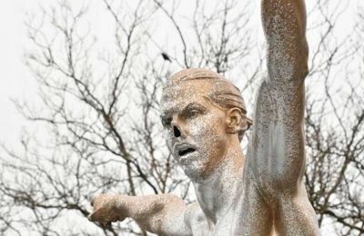 Οπαδοί της Μάλμε έβγαλαν σε δημοπρασία την… μύτη από το άγαλμα του «προδότη» Ιμπραΐμοβιτς!