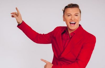Χαρισματικός, πηγαίος καλλιτέχνης, ο Showman με τα χίλια πρόσωπα που με την ερμηνευτική του άνεση περνάει με ευκολία από τις μιμήσεις στο μιούζικαλ