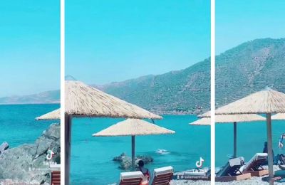 Βρίσκεται στον Πωμό, στη μοναδική οργανωμένη παραλία του χωριού, στο λιμάνι