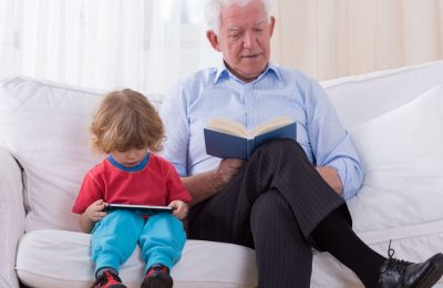 Μια νέα μελέτη του Πανεπιστημίου Rutgers και άλλων ερευνητών, λοιπόν, διαπιστώνει ότι οι παππούδες του σήμερα διατηρούν αυτή την «παραδοσιακή συνήθεια».