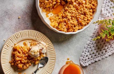 Μηλόπιτα apple crumble με αλμυρή καραμέλα και φουντούκια