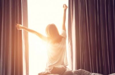 Ξυπνάτε κουρασμένοι; Οι 8 λόγοι και τι να κάνετε
