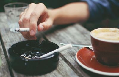 Πολλοί αναζητούν καφέ το πρωί λόγω της καφεΐνης. Αλλά μήπως ο καφές κάνει και κάτι άλλο στους καπνιστές;
