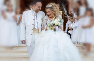 Με ένα «καυτό» φιλί στο στόμα λέει τα «Χρόνια Πολλά» στον Μπεζούς