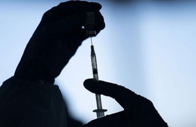 Κορωνοϊός: Προκαλεί το εμβόλιο εγκεφαλικό επεισόδιο;