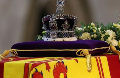 Βασιλιάς Κάρολος: Η στιγμή που «φρικάρει» στα αποκαλυπτήρια του πορτρέτου του