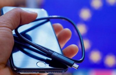 Τα iPhone της Apple χρησιμοποιούν μέχρι σήμερα ένα ιδιότυπο φορτιστή τύπου Lightning 