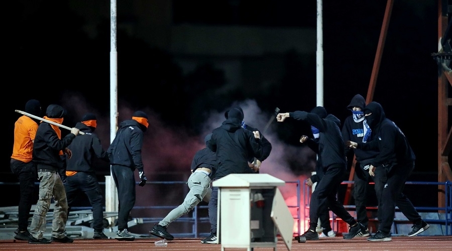Τα επεισόδια μεταξύ των οπαδών στο πρώτο μέρος στιγμάτισαν το ντέρμπι στο Τσίρειο