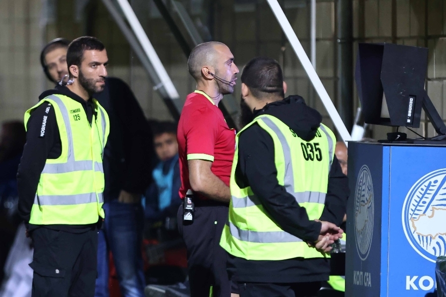 Ο Χρυσοβαλάντης Θεουλή στη φάση που πήγε στο VAR για να δει αν υπήρχε παράβαση στο πέναλτι που σφύριξε