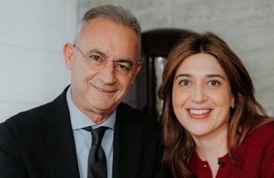 Με ένα «καυτό» φιλί στο στόμα λέει τα «Χρόνια Πολλά» στον Μπεζούς