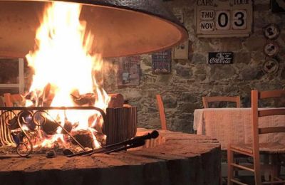 Μεζέδες και ποτό, με φόντο το τζάκι που σιγοκαίει 