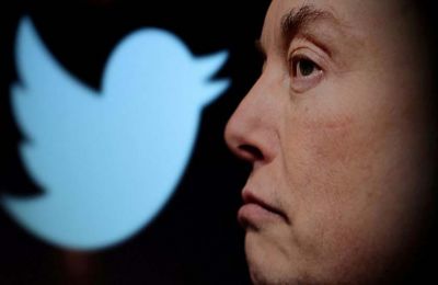 Με μια σειρά από tweets την κατηγορεί ότι αποκλείει το Twitter από το App Store της και ότι έχει σταματήσει να διαφημίζεται στην πλατφόρμα κοινωνικής δικτύωσης.