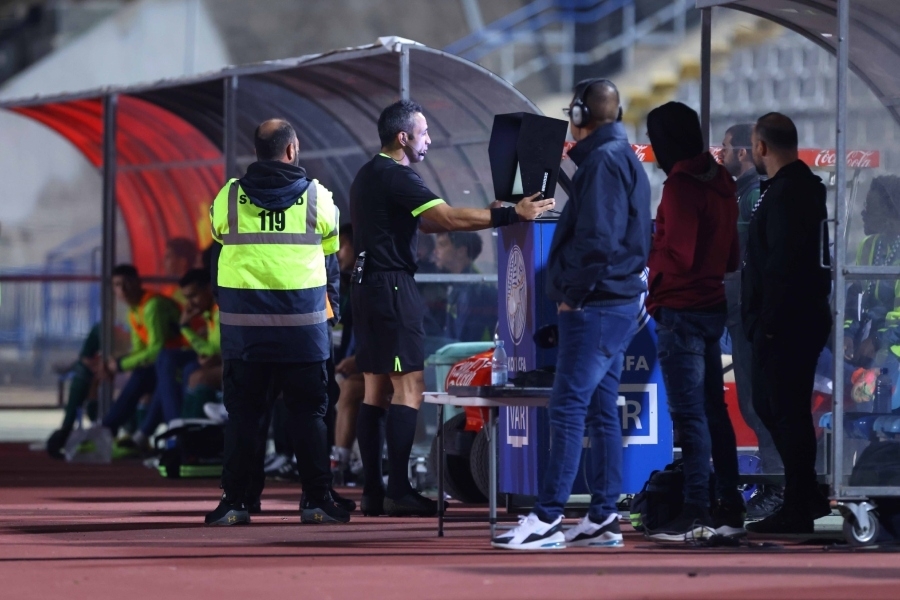 Ο Μάριος Χριστοφόρου όταν πήγε στο VAR για να δει τη φάση του πέναλτι του Ακρίτα