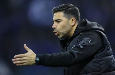 «Τιμά τους φίλους της Ανόρθωσης που μας χειροκρότησαν»