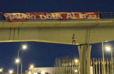 Οπαδοί της Ατλέτικο κρέμασαν ομοίωμα του Βινίσιους από γέφυρα