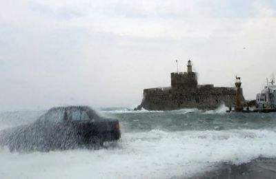 Τρομακτικό τροχαίο: Αυτοκίνητο εκτοξεύεται στον αέρα αφού χτυπάει σε λάστιχο