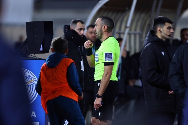 Ο διαιτητής στο VAR όπου ακύρωσε το γκολ του Άρη