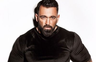 Ο Χριστόφορος Παπακαλιάτης μιλάει για το ‘Μaestro’, πώς «έφτασε» στο Netflix και πώς αντέδρασε όταν ενημερώθηκε ότι η παγκόσμια πλατφόρμα απάντησε θετικά για τη σειρά του.