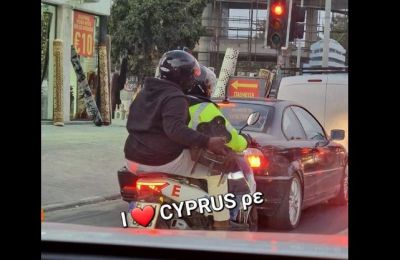 Ένα πλήθος θεατών συγκεντρώθηκε δίπλα στην ακτή για να παρακολουθήσει τη στιγμή, καθώς επευφημούσαν το ζευγάρι
