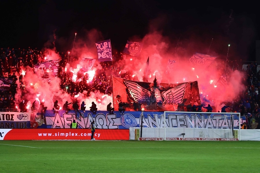 Με 23' καθυστέρηση άρχισε το ματς, λόγω κροτίδας που έριξαν οι οπαδοί της Ανόρθωσης στην κερκίδα της Ομόνοιας