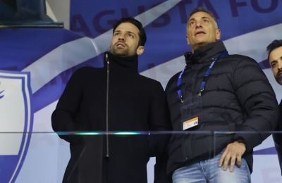 Ένα πλήθος θεατών συγκεντρώθηκε δίπλα στην ακτή για να παρακολουθήσει τη στιγμή, καθώς επευφημούσαν το ζευγάρι