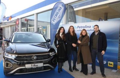 Παράδοση του Volkswagen T-Roc στην μεγάλη νικήτρια του MyPetrolina App