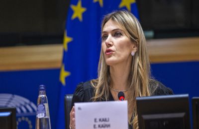 Όλα ξεκίνησαν όταν τα δύο κορίτσια συναντήθηκαν για να λύσουν μία παρεξήγηση που είχαν το τελευταίο διάστημα
