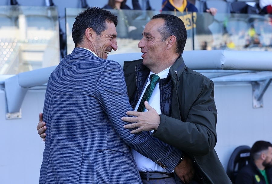 Ωραίο στιγμιότυπο αναμεσά στους δύο τεχνικούς πριν τη σέντρα του αγώνα 