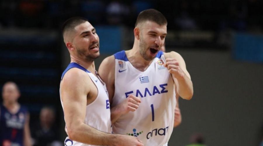 Τα παιδιά στο παρκέ και την κερκίδα, είναι η μόνη σου ελπίδα