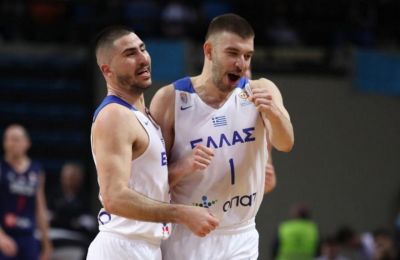 Τα παιδιά στο παρκέ και την κερκίδα, είναι η μόνη σου ελπίδα