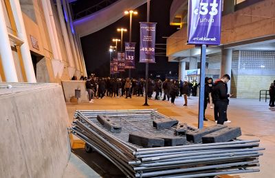 Εξαγριωμένοι Ομονοιάτες έξω από τη Δυτική (vid)