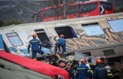 Εικόνα από τη σφοδρότατη μετωπική σύγκρουση των δύο αμαξοστοιχιών 