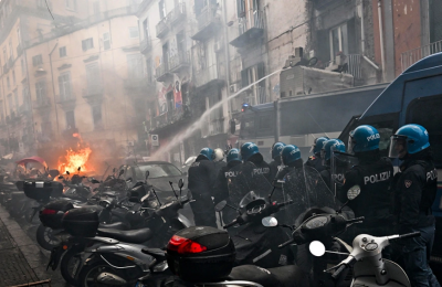 Τρομερά επεισόδια στη Νάπολι απ' τους οπαδούς της Άιντραχτ (vids)