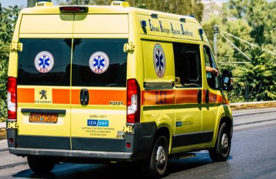 H συγκινητική φωτογραφία με Αστυνομικό να κρατά στην αγκαλιά του μωρό