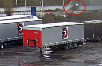 Τρομακτικό τροχαιο: Αυτοκίνητο «πέταξε» στον αέρα και μπήκε σε αθλητικό κέντρο (vid)