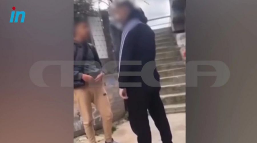 Ο ανήλικος δέχεται κλωτσιές και μπουνιές σε σώμα και κεφάλι