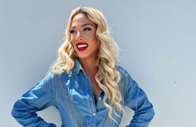 Με ένα «καυτό» φιλί στο στόμα λέει τα «Χρόνια Πολλά» στον Μπεζούς
