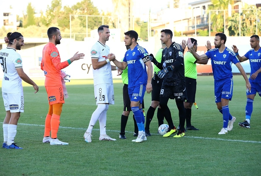 Η καθιερωμένη χειραψία ανάμεσα στις δύο ομάδες πρίν τη σέντρα