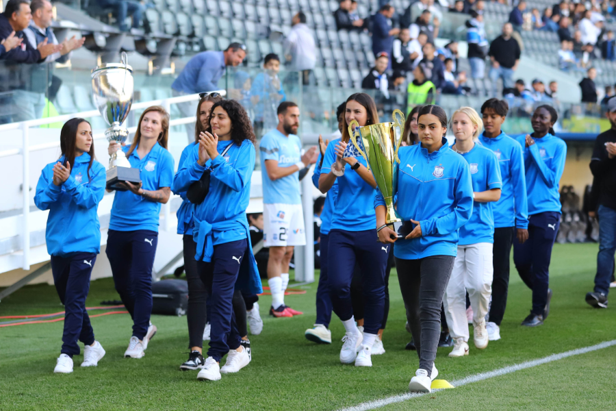 Αποθεώθηκαν πριν την έναρξη του αγώνα οι Apollon Ladies για το νταμπλ